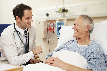 صحبت کردن پزشک با بیمار برای جراحی سرطان