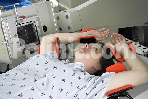 بیمار در حال رادیوتراپی برای درمان سرطان